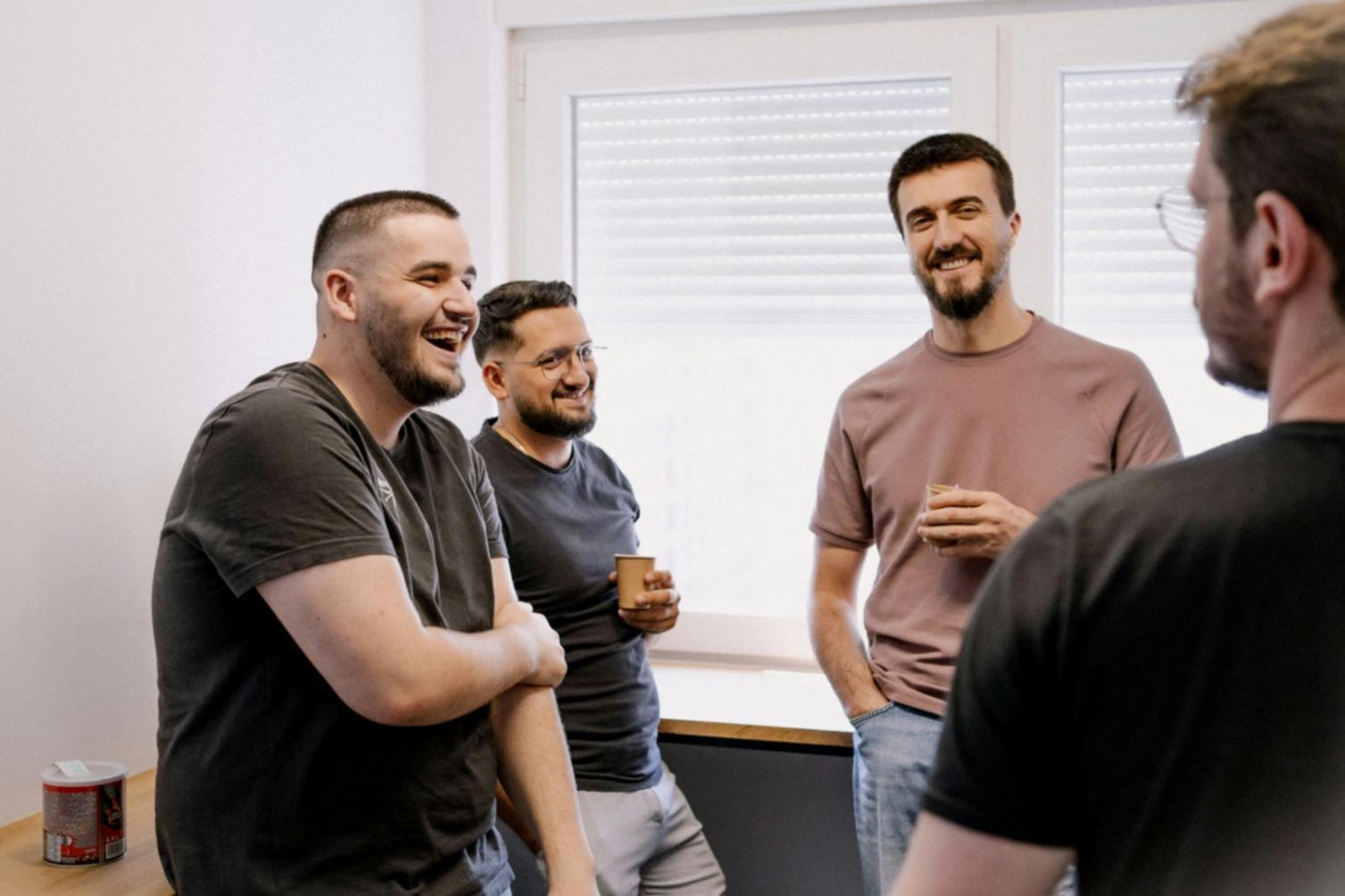 Teilnehmerin arbeitet konzentriert an ihrer persönlichen Budgetplanung