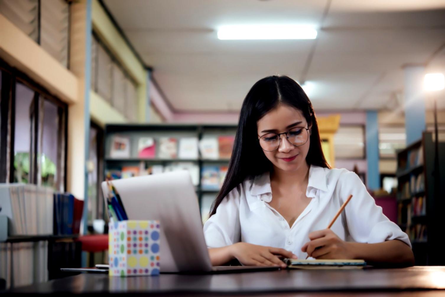 Team bei der Arbeit an Budget-Analysen