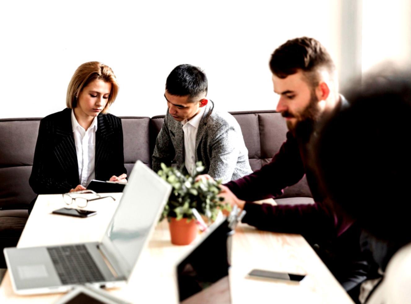 Praktische Budgetplanung am Arbeitsplatz mit übersichtlichen Notizen und Planungstools