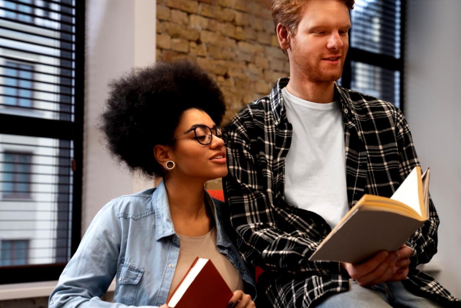 Arbeitsplatz mit Finanzunterlagen und Kaffeetasse